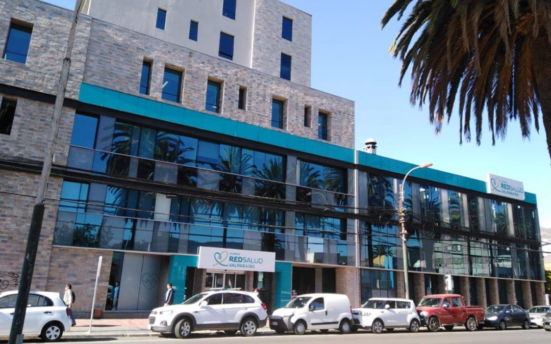 Médico especialista revisando imágenes diagnósticas junto a paciente en consulta privada de clínica en Valparaíso
