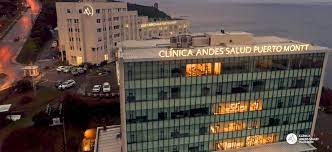 Médico especialista revisando imágenes diagnósticas junto a un paciente en una sala de consulta moderna de Clínica Andes Salud Puerto Montt