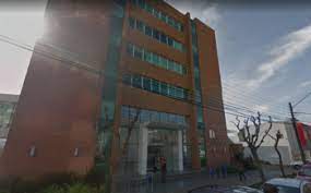 Médico especialista revisando ficha clínica con paciente en consulta privada dentro de Clínica Ciudad del Mar, Viña del Mar