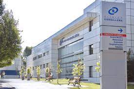 Médico especialista revisando resultados de exámenes con un paciente en consulta de clínica privada en Las Condes, Santiago de Chile