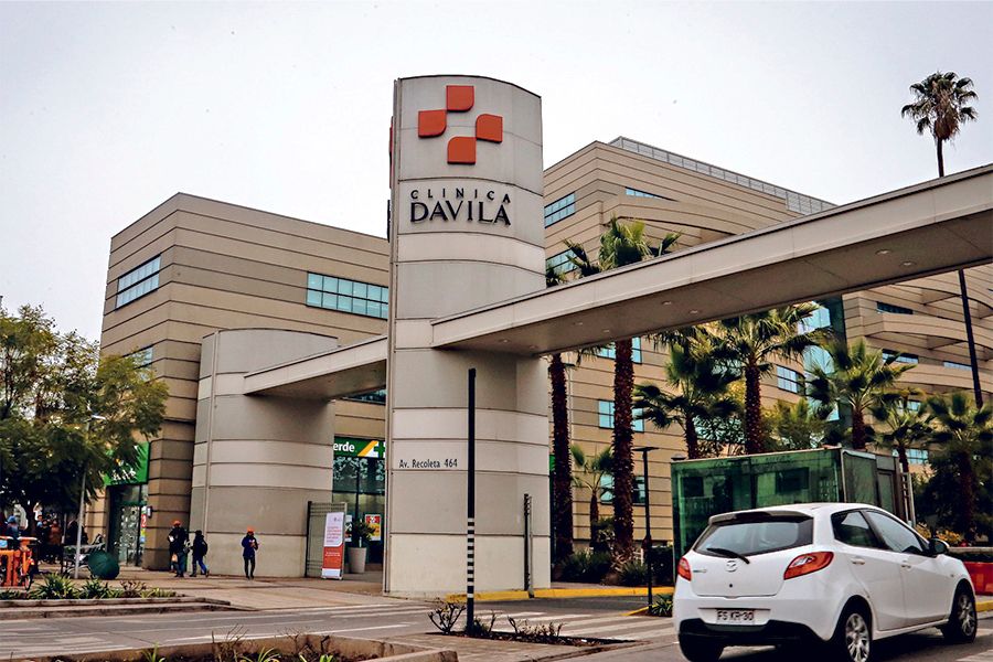 Médico especialista revisando ficha clínica con paciente en box de consulta de Clínica Dávila, Recoleta