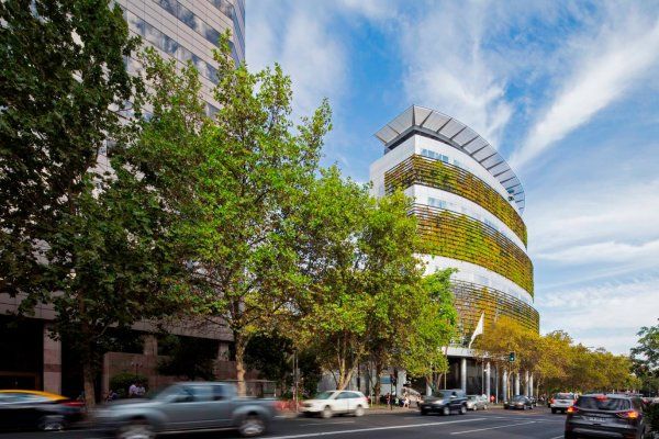 Médico revisando historial clínico con paciente adulto en consulta privada de clínica en Chile