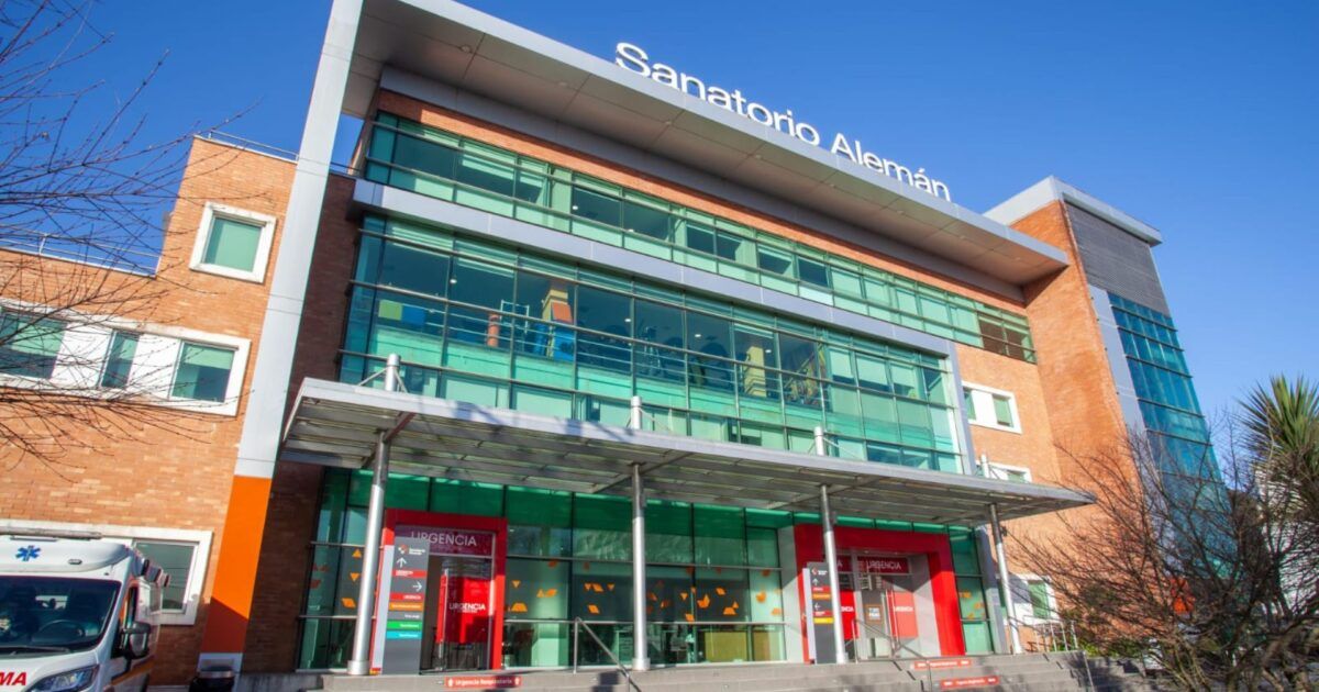 Fachada del edificio de la Clínica Sanatorio Alemán en Concepción, con ingreso a urgencias activo las 24 horas