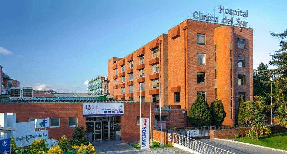 Médico traumatólogo revisando radiografía con paciente en box de urgencias del Hospital Clínico del Sur en Concepción