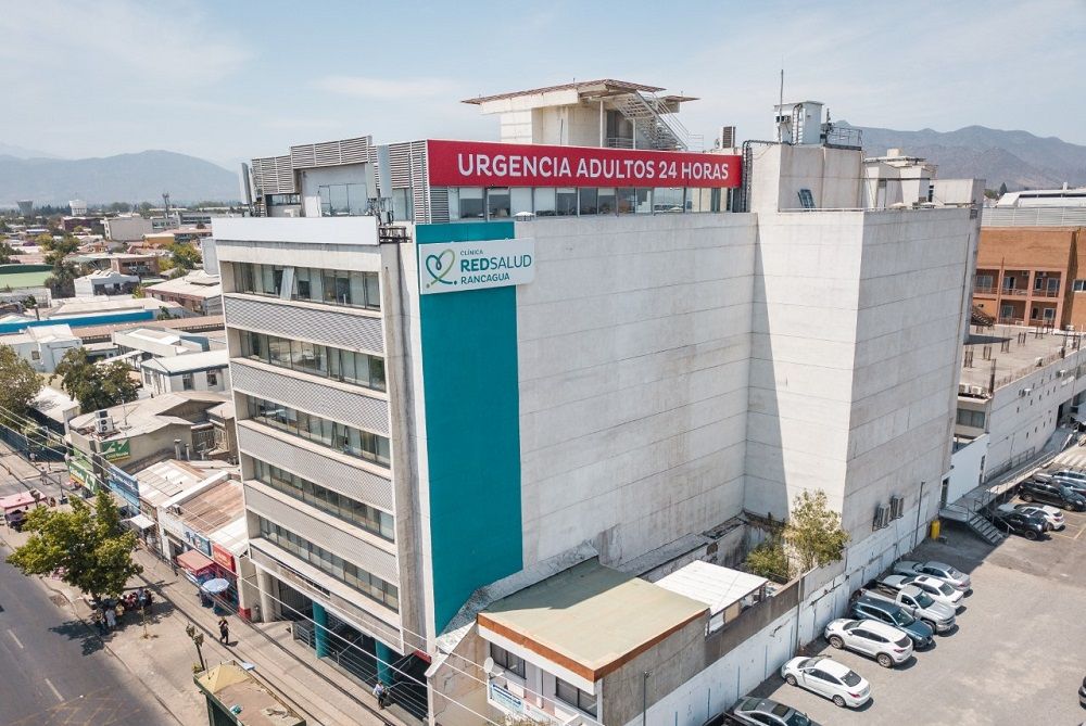 Médico especialista revisando resultados de exámenes con un paciente adulto en una consulta privada de Clínica RedSalud Rancagua