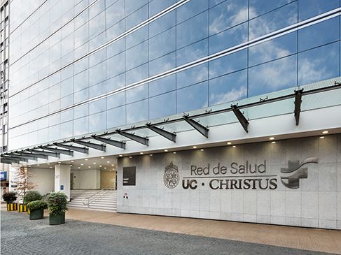 Médico especialista revisando resultados de exámenes con un paciente en la sala de consulta de un centro médico UC Christus