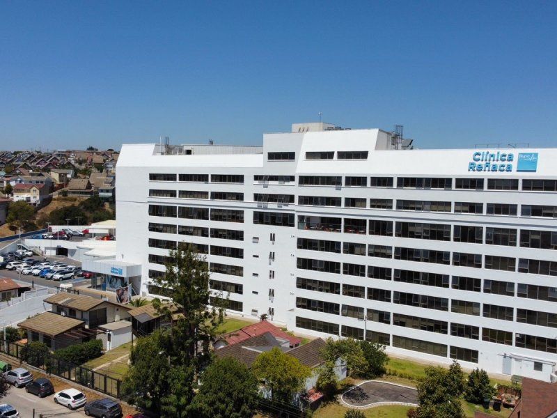 Médico especialista conversando con paciente adulto en consulta privada de Clínica Reñaca, Viña del Mar
