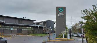 Médico especialista revisando resultados de exámenes con paciente adulto en consulta privada de clínica en el sur de Chile