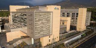 Médico especialista revisando resultados de exámenes con paciente en consulta privada de alta complejidad en Clínica Las Condes
