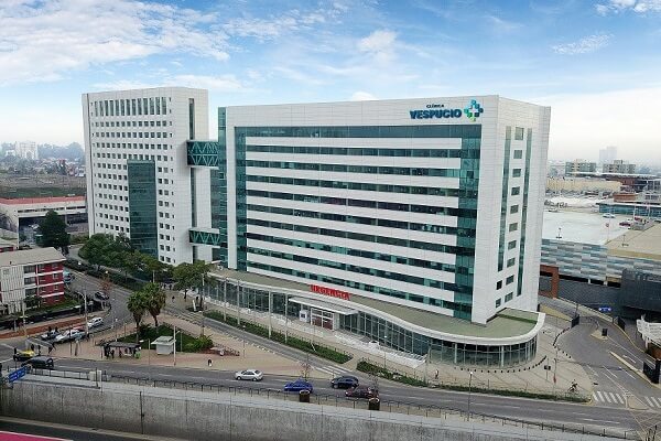 Médico especialista revisando resultados de exámenes con paciente en consulta privada de Clínica Dávila Vespucio, La Florida
