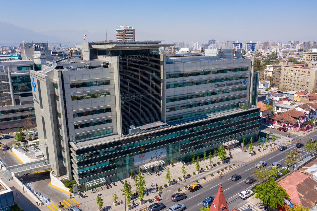 Médico especialista revisando ficha clínica con paciente en consulta privada de Clínica Santa María en Providencia