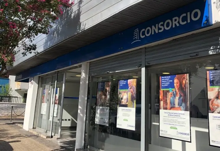 Ejecutivo de recursos humanos revisando coberturas de seguro colectivo junto a colaboradores en sala de reuniones de empresa chilena