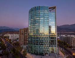 Trabajador de la construcción siendo atendido en consulta médica privada de clínica RedSalud con médico revisando ficha clínica