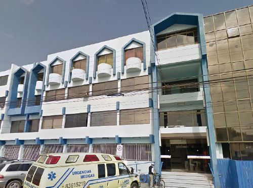 Médico especialista revisando resultados de exámenes con un paciente en una consulta privada de la Clínica San José en Arica