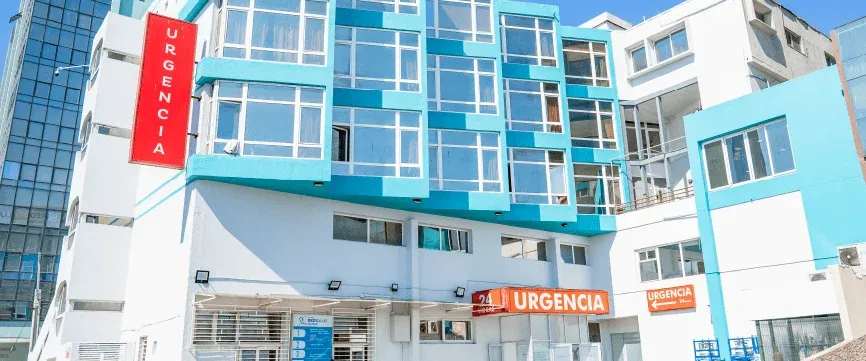 Médico especialista revisando resultados de exámenes con un paciente en una consulta privada de la Clínica RedSalud Iquique