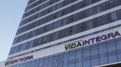 Médico especialista revisando ficha clínica con paciente en consulta privada de un centro médico moderno en Santiago